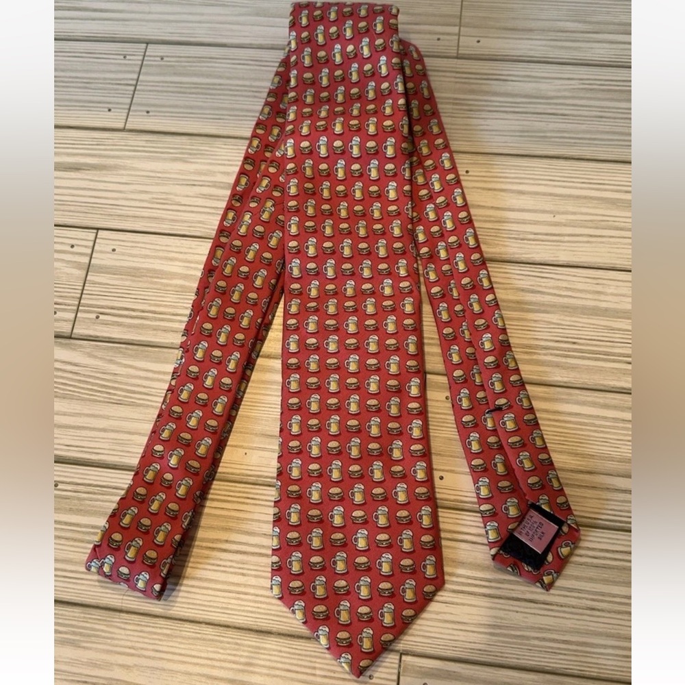 Vineyard Vines Summer BBQ Burgers & Beer 100% Silk Pink Patterned Tie
